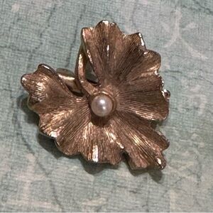 VINTAGE GOLD TONE LEAF BROOCH